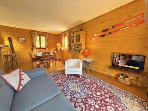a living room with a blue couch and a tv at Appartement lumineux avec balcon & parking, à 700m des pistes – 6 pers. - FR-1-603-56 in Praz-sur-Arly
