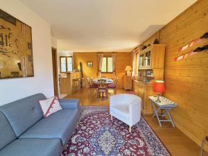 a living room with a blue couch and a table at Appartement lumineux avec balcon & parking, à 700m des pistes – 6 pers. - FR-1-603-56 in Praz-sur-Arly +11 photos