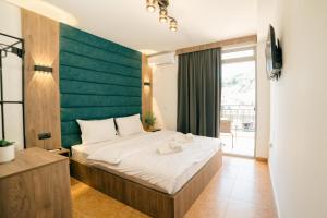 Postel nebo postele na pokoji v ubytování Hotel Dajti