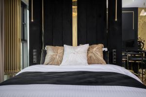 a bedroom with a large bed with pillows at Goldstar Apartament- Wanna z widokiem, 19 Piętro, Hanza Tower Szczecin in Szczecin +40 photos