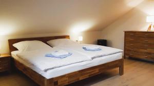 a bedroom with a bed with two towels on it at FeWo "Im Städt´le" Immenstadt in Immenstadt im Allgäu