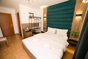 Postel nebo postele na pokoji v ubytování Hotel Dajti