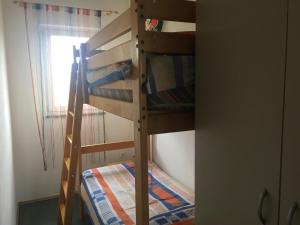 Palanda nebo palandy na pokoji v ubytování Apartments Anka