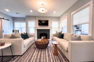 ミネアポリスにあるThe Lamb House - Premiere Neighborhoodの2つのソファと暖炉のあるリビングルーム +11枚の写真