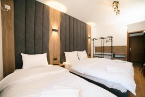 Postel nebo postele na pokoji v ubytování Hotel Dajti