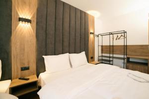 Postel nebo postele na pokoji v ubytování Hotel Dajti