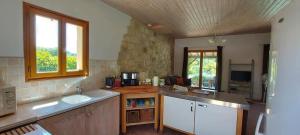 una cocina con fregadero y encimera en Private 1 bedroom house, en Cahuzac