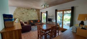 una sala de estar con un sofá y una mesa en Private 1 bedroom house, en Cahuzac