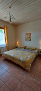 Un dormitorio con una cama grande en una habitación. en Private 1 bedroom house, en Cahuzac