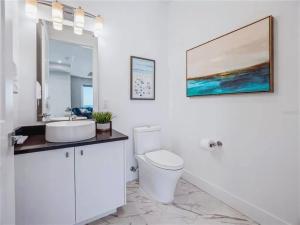 克利尔沃特Modern Codo With 2 Bedrooms and 3 5 Baths的带马桶和水槽的白色浴室