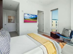 克利尔沃特Modern Codo With 2 Bedrooms and 3 5 Baths的一间带床和椅子的白色卧室