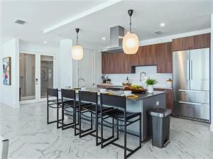 Modern Codo With 2 Bedrooms and 3 5 Baths的厨房或小厨房