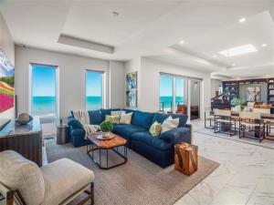 Modern Codo With 2 Bedrooms and 3 5 Baths的休息区