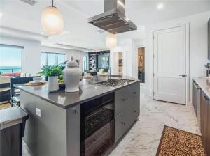 Modern Codo With 2 Bedrooms and 3 5 Baths的厨房或小厨房