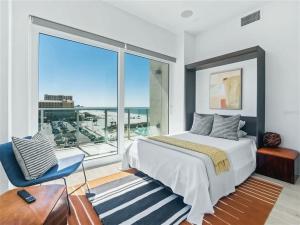 Modern Codo With 2 Bedrooms and 3 5 Baths客房内的一张或多张床位