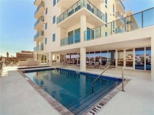 Modern Codo With 2 Bedrooms and 3 5 Baths内部或周边的泳池