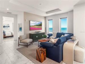 Modern Codo With 2 Bedrooms and 3 5 Baths的休息区