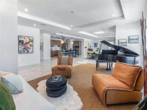Modern Codo With 2 Bedrooms and 3 5 Baths的休息区