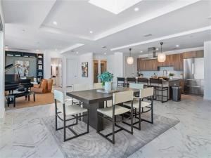 Modern Codo With 2 Bedrooms and 3 5 Baths的厨房或小厨房