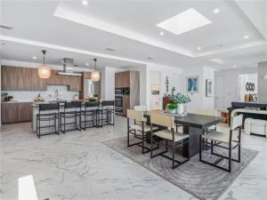 Modern Codo With 2 Bedrooms and 3 5 Baths的厨房或小厨房