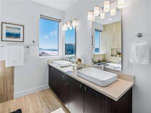 Modern Codo With 2 Bedrooms and 3 5 Baths的一间浴室