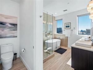 Modern Codo With 2 Bedrooms and 3 5 Baths的一间浴室