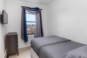 Fotografie z fotogalerie ubytování Massive 7-Bedroom 4-Bathroom Duplex 20 min to NYC v destinaci West New York