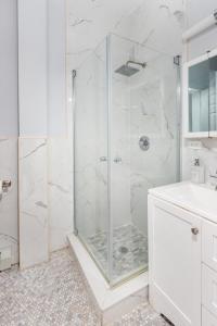 Phòng tắm tại Massive 7-Bedroom 4-Bathroom Duplex 20 min to NYC