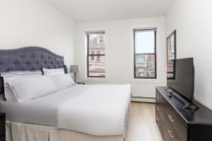 Fotografie z fotogalerie ubytování Massive 7-Bedroom 4-Bathroom Duplex 20 min to NYC v destinaci West New York + 14 fotografií