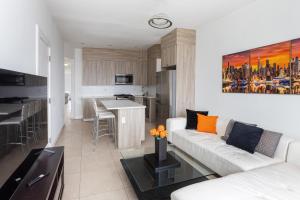 Nhà bếp/bếp nhỏ tại Massive 7-Bedroom 4-Bathroom Duplex 20 min to NYC +14 ảnh
