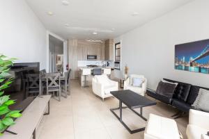TV/trung tâm giải trí tại Massive 7-Bedroom 4-Bathroom Duplex 20 min to NYC