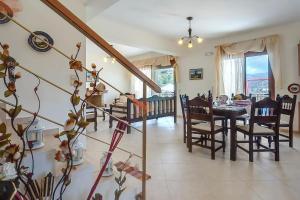 jadalnia i salon ze stołem i krzesłami w obiekcie Superior Crete Villa 2 Bedroom Villa Stefania Private Pool Sea View Triopetra w mieście Triopetra