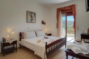 sypialnia z łóżkiem i oknem z widokiem w obiekcie Superior Crete Villa 2 Bedroom Villa Stefania Private Pool Sea View Triopetra w mieście Triopetra +20 zdjęć