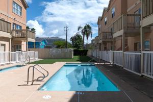 Bazén v ubytování Marlin by South Padre Resort Rentals nebo v jeho okolí