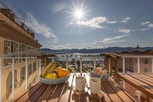 a bowl of fruit on the balcony of a building at Sublime, hyper-centre d'Ajaccio, avec Spa, Sauna, Vue mer & Plage à 3min in Ajaccio