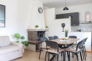 eine Küche und ein Wohnzimmer mit Tisch und Stühlen in der Unterkunft 'Villa Venere Superior' 50mt Sea-Free Parking-Garden in Terracina