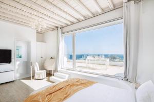 Ένα ή περισσότερα κρεβάτια σε δωμάτιο στο Spectacular Kalafatis Villa 8 Bedrooms Villa Vibhu Private Jacuzzis & Infinity Pool