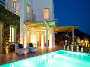 une villa avec piscine la nuit dans l'établissement Exquisite Mykonos Villa Villa Exclusive 3 Bedroom Private Pool, à Mykonos