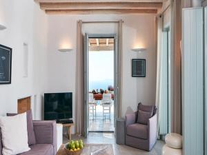 un salon avec un canapé et une chaise dans l'établissement Exquisite Mykonos Villa Villa Exclusive 3 Bedroom Private Pool, à Mykonos