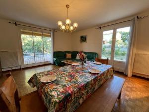 Maison calme au cœur de la Sainte Baume في سانت ماكسيمين-لا-سانت-بوم: غرفة معيشة بها طاولة وأريكة