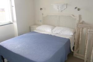 Un dormitorio pequeño con una cama y una ventana. en Torre marina, en Riomaggiore 56 fotos más