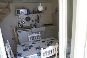 a kitchen with a table with blue flowers on it at Torre marina in Riomaggiore