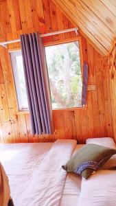Giường trong phòng chung tại Cub Homestay- Đồi quạt gió
