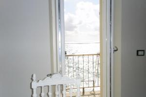Una habitación con una ventana con vista al mar. en Torre marina, en Riomaggiore