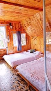 Giường trong phòng chung tại Cub Homestay- Đồi quạt gió