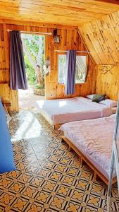 Giường trong phòng chung tại Cub Homestay- Đồi quạt gió