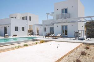 une villa avec piscine et une maison dans l'établissement Beautiful Paros Villa 1 Bedroom Villa Rock Private Jacuzzi & Garden View Naousa, à Livadeia
