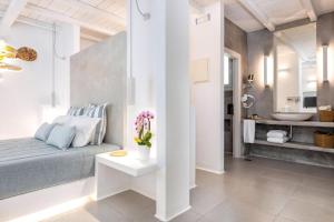 - un salon avec un canapé et un lavabo dans l'établissement Luxury Paros Villa 1 Bedroom The Cobble Suite Private Jacuzzi & Private Terrace Naousa, à Kampos Paros
