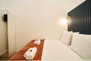 En eller flere senge i et værelse på Lavie Maison Marais AC Hot Tub