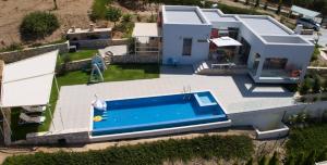widok z lotu ptaka na dom z basenem w obiekcie Elite Crete Villa Villa Kallia 3 Bedroom Sea View Private Pool Aghia Pelagia w mieście Agia Pelagia +10 zdjęć